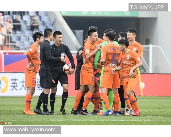 足球裁判因判罚争议冲突激烈现场打人事件引发广泛关注与讨论